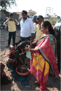 Vrouwen die op de lokale markt hun kippen verkopen